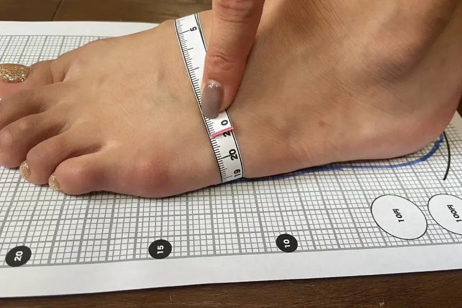 足の形やサイズを計測