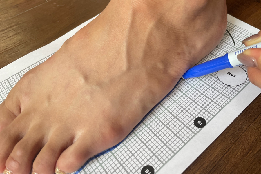 計測用紙(A)に足を置き、足に沿わせるようにペンでなぞる